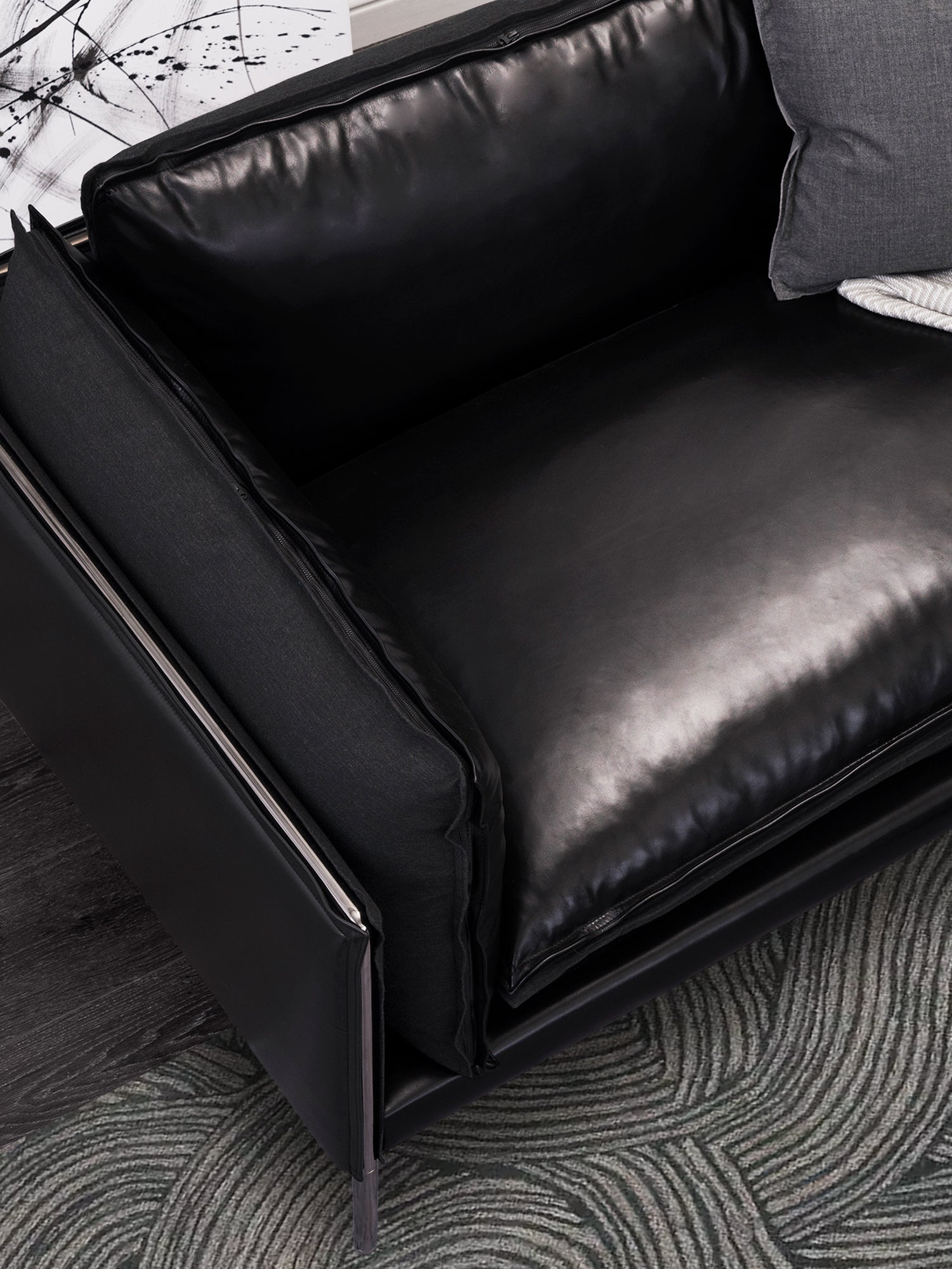 Pin Sofa-Elegant Black Edition