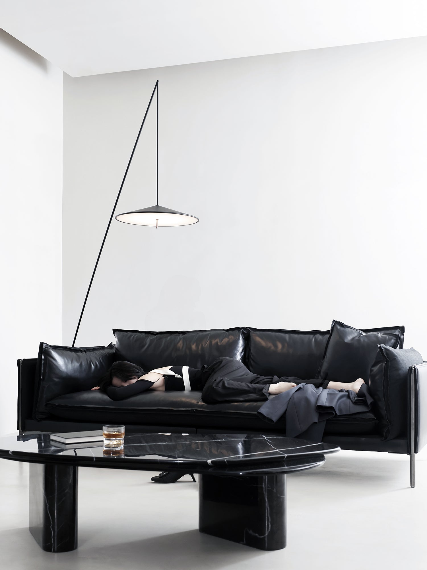 Pin Sofa-Elegant Black Edition