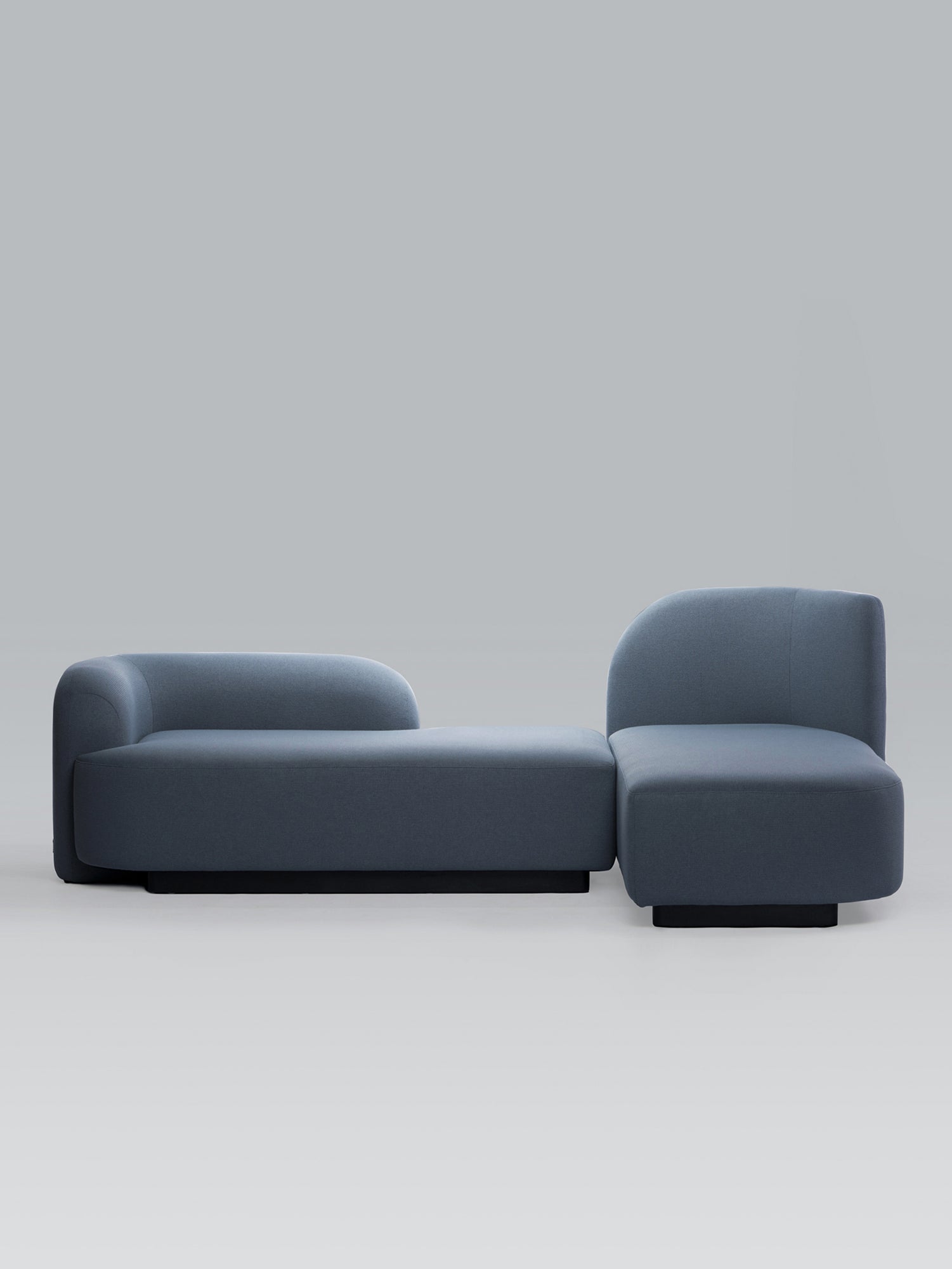Liberation Sofa 270×159cm 106.3×62.6in Maharam Blue